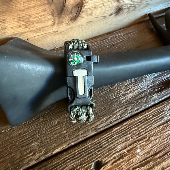 5 in 1 Paracord Survival Bracelet - Picture 1 of 7